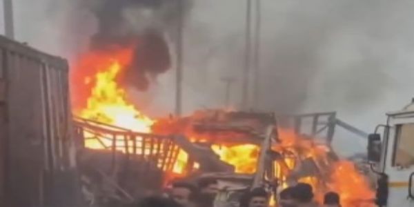 गिरिडीह में तीन ट्रकों में लगी आग, दो जिंदा जले