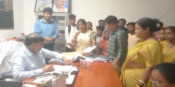 मेडिकल सर्टिफिकेट के नाम पर रुपये मांगने पर सिविल सर्जन कार्यालय में हंगामा