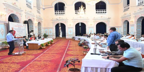 कुलाधिपति के समक्ष महाविद्यालयों का प्रस्तुतीकरण, गुणवत्तापूर्ण व रोजगारपरक शिक्षा पर जोर