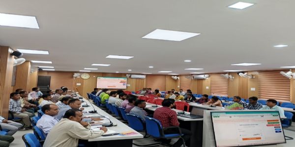 निजी स्कूलों के प्रबंधन री एडमिशन के नाम शुल्क लेना बंद करें: डीएम