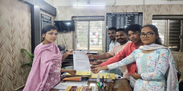 दुष्कर्म मामले में परिषद ने अनुमंडल पदाधिकारी को सौंपा ज्ञापन