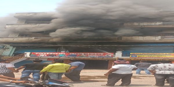 कपड़े की गोदाम में लगी भीषण आग, दमकल ने फंसे 11 लोगों को बचाया