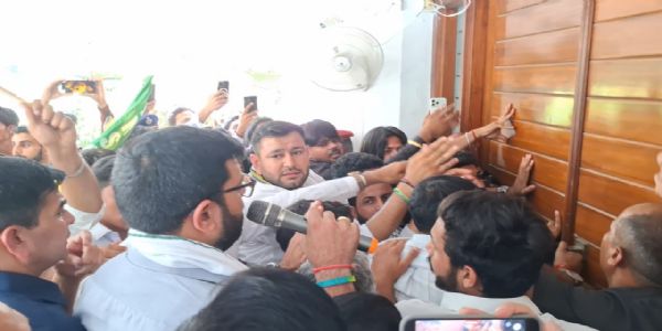 हिसार में इनसो कार्यकर्ताओं का कुलपति कार्यालय पर उग्र प्रदर्शन, गेट तोड़ने का प्रयास