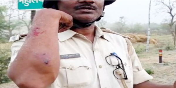 पुलिस-ग्रामीणों में भीषण झड़प, पत्थरबाजी और लाठीचार्ज