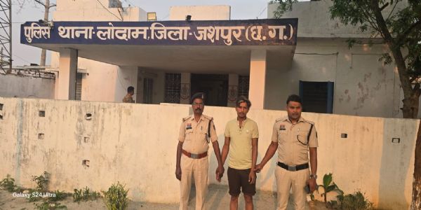 जशपुर : पुलिस की गौ तस्करों पर सर्जिकल स्ट्राइक, पिकअप समेत 9 गौवंश ज़ब्त