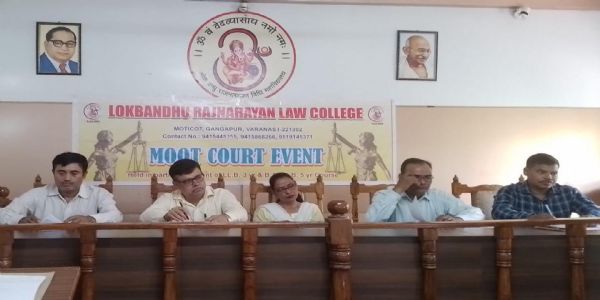 मूट कोर्ट में छात्रों ने केस लॉ, संविधान अधिनियमों और न्यायालयीन निर्णयों को समझा