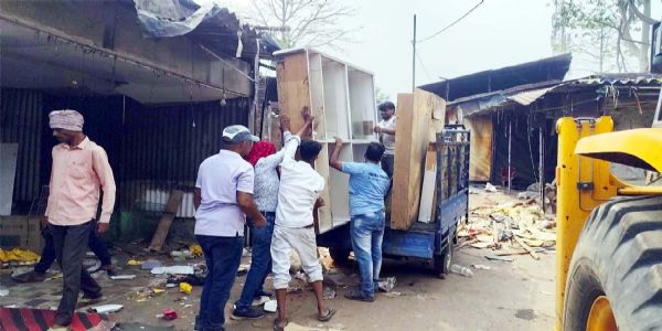 रजरप्पा में जेसीबी चलाकर हटाई जा रही दुकानें