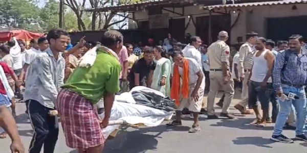 सूरजपुर : दंतैल हाथी के हमले से युवक की मौत, भड़के ग्रामीणों ने शव सड़क पर रख किया चक्काजाम