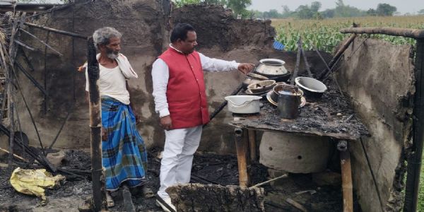 शॉर्ट सर्किट से घर में लगी आग,मवेशी को बचाने के क्रम में एक झुलसा