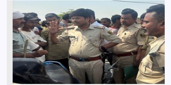 ट्रैक्टर से कुचलकर अधेड़ की मौत विरोध में सड़क जाम