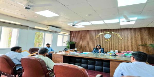 शैक्षणिक संस्थान और अस्पतालों को आवारा कुत्तों से रखें मुक्त : उपायुक्त