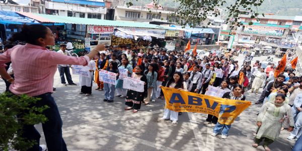 सिया हत्याकांड के विरोध में एबीवीपी ने किया धरना प्रदर्शन, निाकली आक्रोश रैली