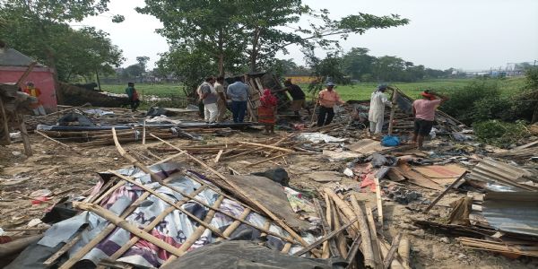 बस में आग लगने के बाद उत्पन्न विवाद में 22 लोग पुलिस हिरासत में