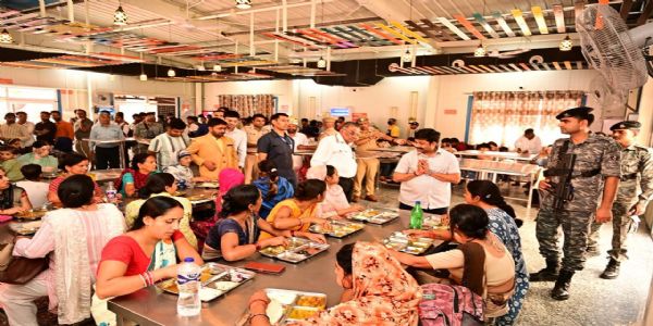 मंत्री नन्दी ने ‘मां की रसोई’ में किया सेवा कार्य, लोगों के साथ बैठकर किया भोजन