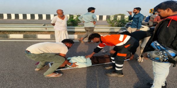 कानपुर में तेज रफ्तार बाइक डिवाइडर से टकराई, बच्चे समेत तीन की मौत, एक बच्ची गंभीर