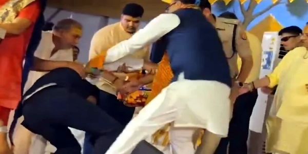 राम कथा मंच पर गिरे अभिनव जैन, डिप्टी सीएम ब्रजेश पाठक ने बढ़ाया हाथ