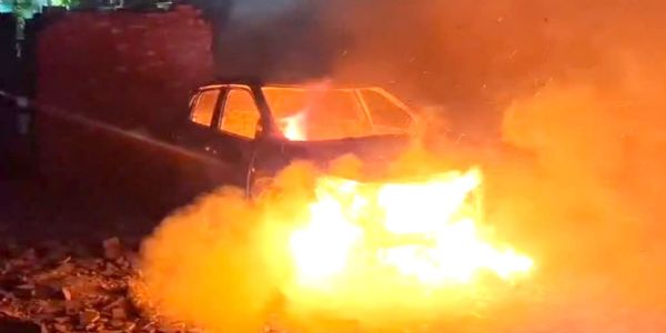 खड़ी कार बनी आग का गोला, पूरी तरह जलकर खाक