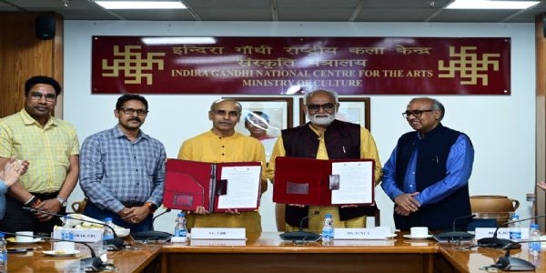 आईजीएनसीए के सदस्य सचिव डॉ. सच्चिदानंद जोशी के साथ अन्य लोग मौजूद।