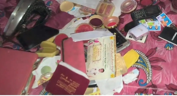 जांच करने पहुंची पुलिस और चोरी गए समान