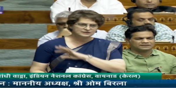 लोकसभा में चर्चा में हिस्सा लेती प्रियंका गांधी