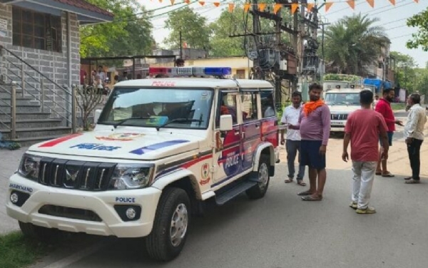 जांच करने पहुंची पुलिस और चोरी गए समान