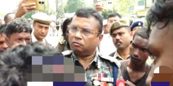 रूनीखाटा हिंसा के बाद लोगों से बातचीत करते हुए पुलिस अधीक्षक नोमल महता ।