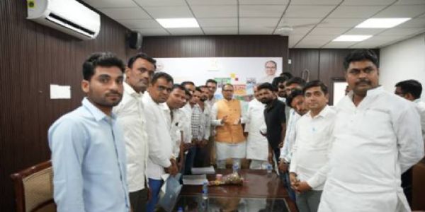 नई दिल्ली में धार और खरगोन के किसानों से मुलाकात कर उनकी शिकायतें सुनते केंद्रीय कृषि मंत्री शिवराज सिंह चौहान।