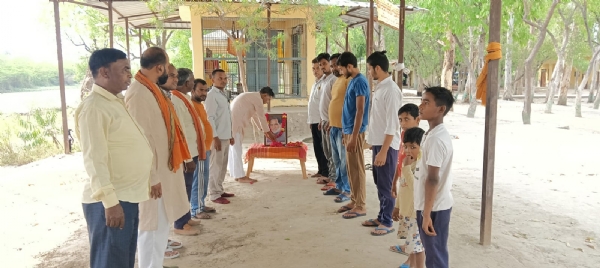 फोटो पूर्व प्रधानमंत्री चंद्रशेखर की जन्मशती पर लुहिया गांव में पुष्पांजलि देते लोग