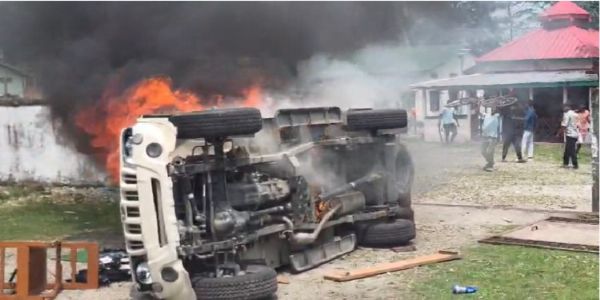 असम- चिरांग जिला के रुनीखाता में फॉरेस्ट रेंज कार्यालय के घेराव के बाद वाहनों में की गयी आगजनी का दृश्य