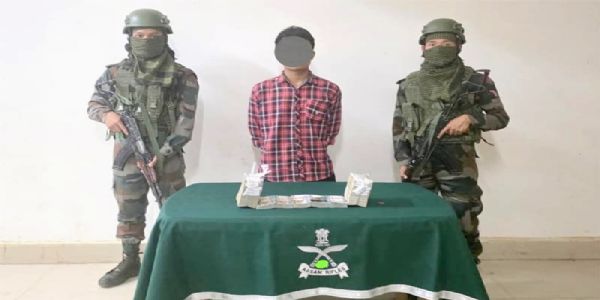 मिजोरम में जब्त म्यांमार की मुद्रा की बड़ी खेप के साथ गिरफ्तार व्यक्ति।