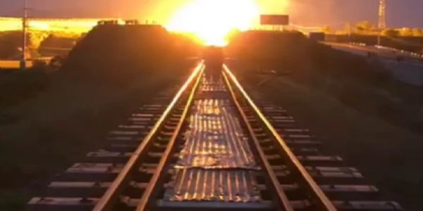 हरिपुर में गैस पाइपलाइन में धमाके के बाद लगी आग ने आसपास की रिहायशी बस्तियों को अपनी चपेट में ले लिया। फोटो -  द एक्सप्रेस ट्रिब्यून