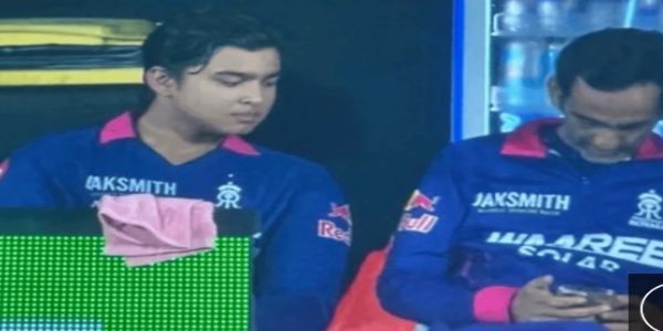 फोन देखते राजस्थान रॉयल्स के टीम मैनेजर रविंदर सिंह भिंडर, साथ में वैभव सूर्यवंशी