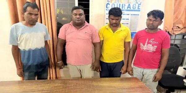 मोबाइल रोशनी में जुआ खेलते चार गिरफ्तार, 12 हजार नकद जब्त