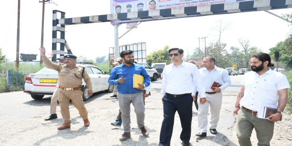 हाईवे निरीक्षण में कमिश्नर सख्त, रेलवे क्रॉसिंग गड्ढों पर जताई नाराजगी