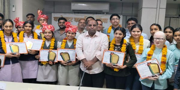 राजगढ़ः प्रवीण सूची में स्थान पाने वाले विद्यार्थियों का कलेक्ट्रेट में सम्मान