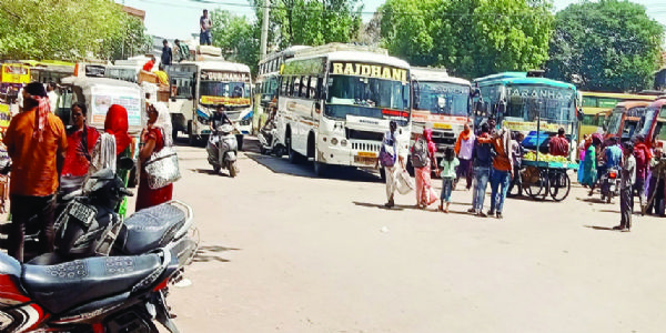 भीषण गर्मी में यात्रियों की बढ़ी परेशानी: श्यामा प्रसाद मुखर्जी बस स्टैंड में सुविधाओं का अभाव