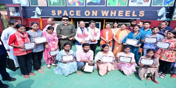 इसरो की अत्याधुनिक मोबाइल प्रदर्शनी बनी जशपुर के बच्चों के लिए अंतरिक्ष ज्ञान का चलता-फिरता विद्यालय