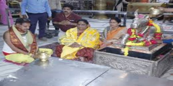 उज्जैन: महाकाल के दरबार में पहुंचीं मंत्री निर्मला भूरिया, नंदी हॉल में किया पूजन, व्यवस्थाओं काे सराहा