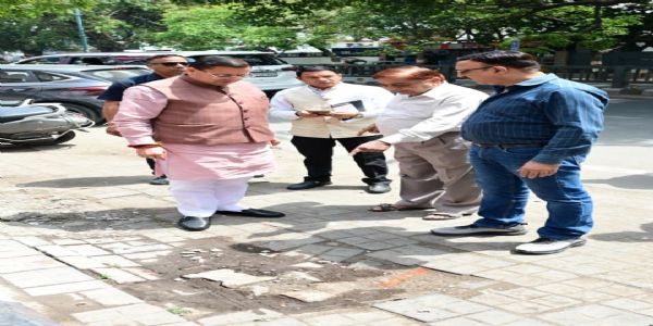 मुख्यमंत्री ने मौके पर पहुंचकर परखी सीएम हेल्पलाइन शिकायत, फुटपाथ का किया निरीक्षण
