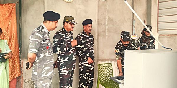 भारत नेपाल सीमा सुरक्षा को लेकर डीआईजी ने किया निरीक्षण, ग्रामीणों से मांगा सहयोग