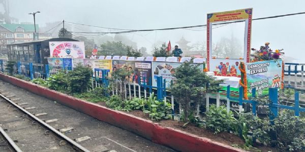 दार्जिलिंग रेलवे स्टेशन पर मेगा एसवीईईपी कार्यक्रम में वाेट के महत्व को किया उजागर
