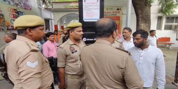 संपत्ति विवाद में जहर देकर हत्या का आरोप, पति का शव लेकर महिला पहुंची जिलाधिकारी कार्यालय