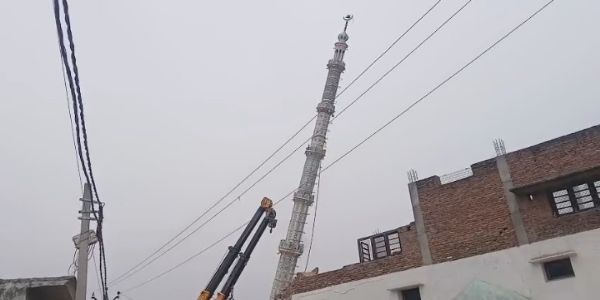 संभल में सरकारी जमीन पर बनी अवैध मस्जिद और 35 फीट ऊंची मीनार गिराई गई