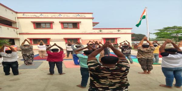 एसएसबी ने आमगाछी में ग्रामीणों के साथ किया योगाभ्यास