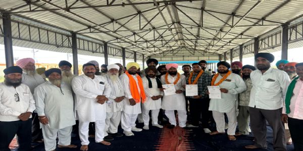 निघासन के दर्जनों किसानों ने भाकियू टिकैट का दामन छोड़ अराजनैतिक का थामा दामन