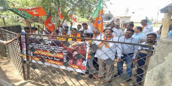 बढी बिजली दर के विरोध में भाजपा ने किया बिजली आफिस का घेराव