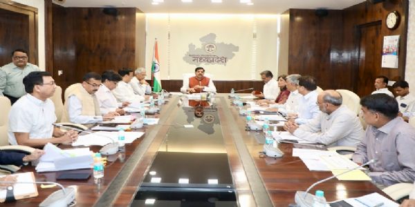 मप्रः मुख्यमंत्री ने की विभिन्न अभियानों की समीक्षा, कलेक्टर्स से कहा- जनकल्याण के कामों में तेज़ी लाएं