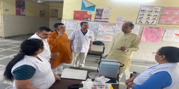 दिल्ली के उप महापौर ने अलीपुर वार्ड में आयुष्मान आरोग्य मंदिर का किया निरीक्षण