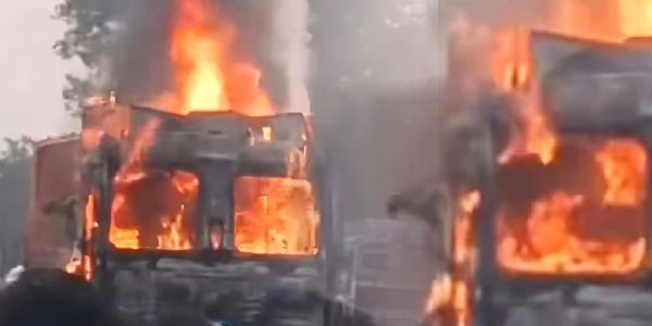 डेबरा में राष्ट्रीय राजमार्ग पर चलती लॉरी में लगी आग, यातायात प्रभावित