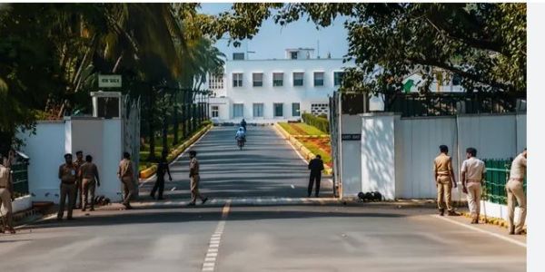 लोक भवन में आईआरएस अधिकारियों के साथ कथित बदसलूकी की जांच के आदेश